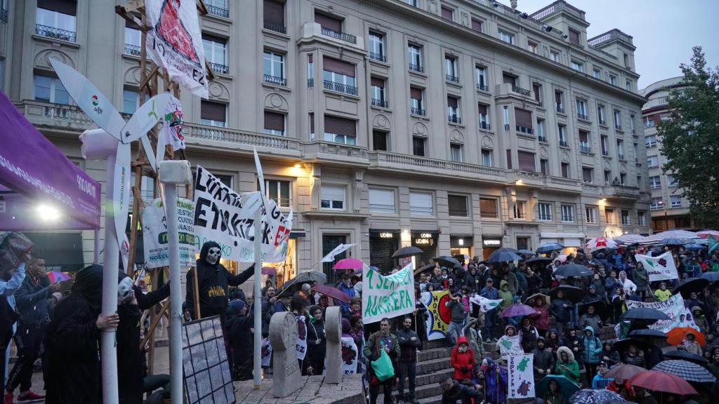 Movilización en Vitoria contra los parques eólicos / Iñaki Berasaluce E Press