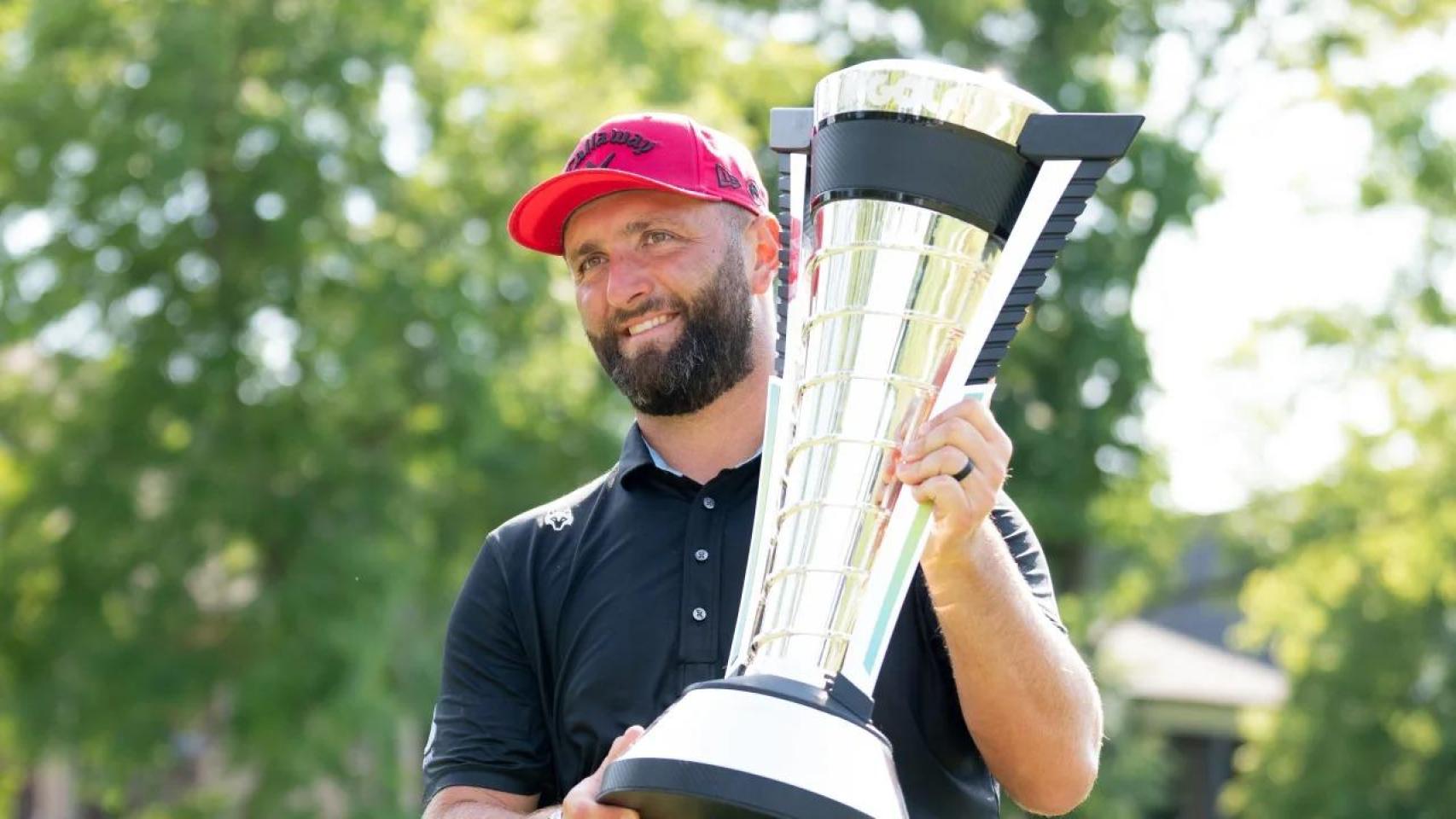 Jon Rahm levanta el trofeo de campeón del LIV Golf