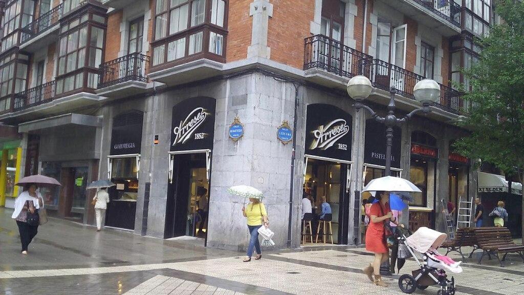 Pastelería Arrese, uno de los negocios que cerrará, en la calle Berastegi con Ledesma.