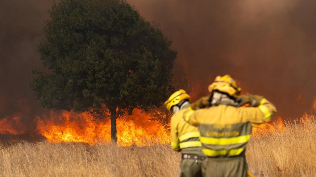 Bomberos trabajan para extinguir el incendio