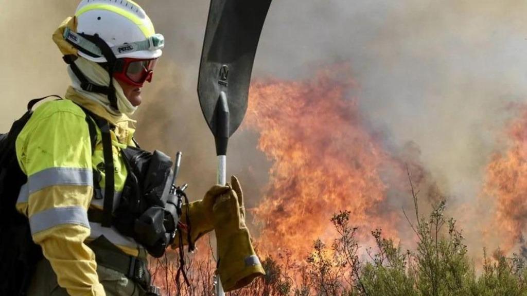 Un bombero bebe agua durante los trabajos de extinción para sofocar el incendio