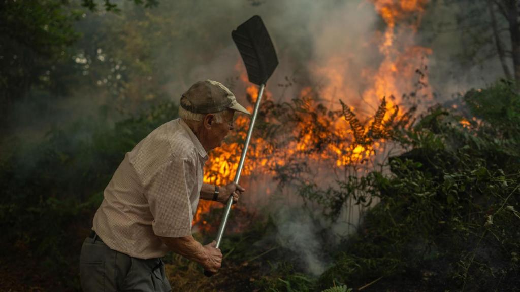 Un vecino de la aldea de Pareisás lucha contra en fuego en el incendio forestal en A Pobra de Trives