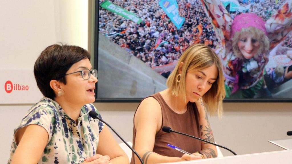 La portavoz del grupo municipal EH Bildu en Bilbao, María del Río, en la rueda de prensa de valoración de Aste Nagusia 2025.