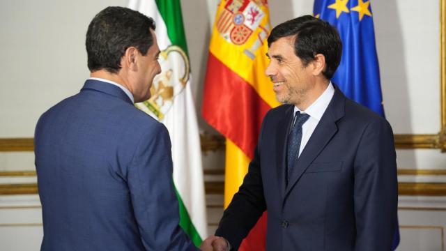 Antón Arriola, presidente de Kutxabank, que ha iniciado la integración de Cajasur, con el presidente de Andalucía Juanma Moreno / María José López / Europa Press