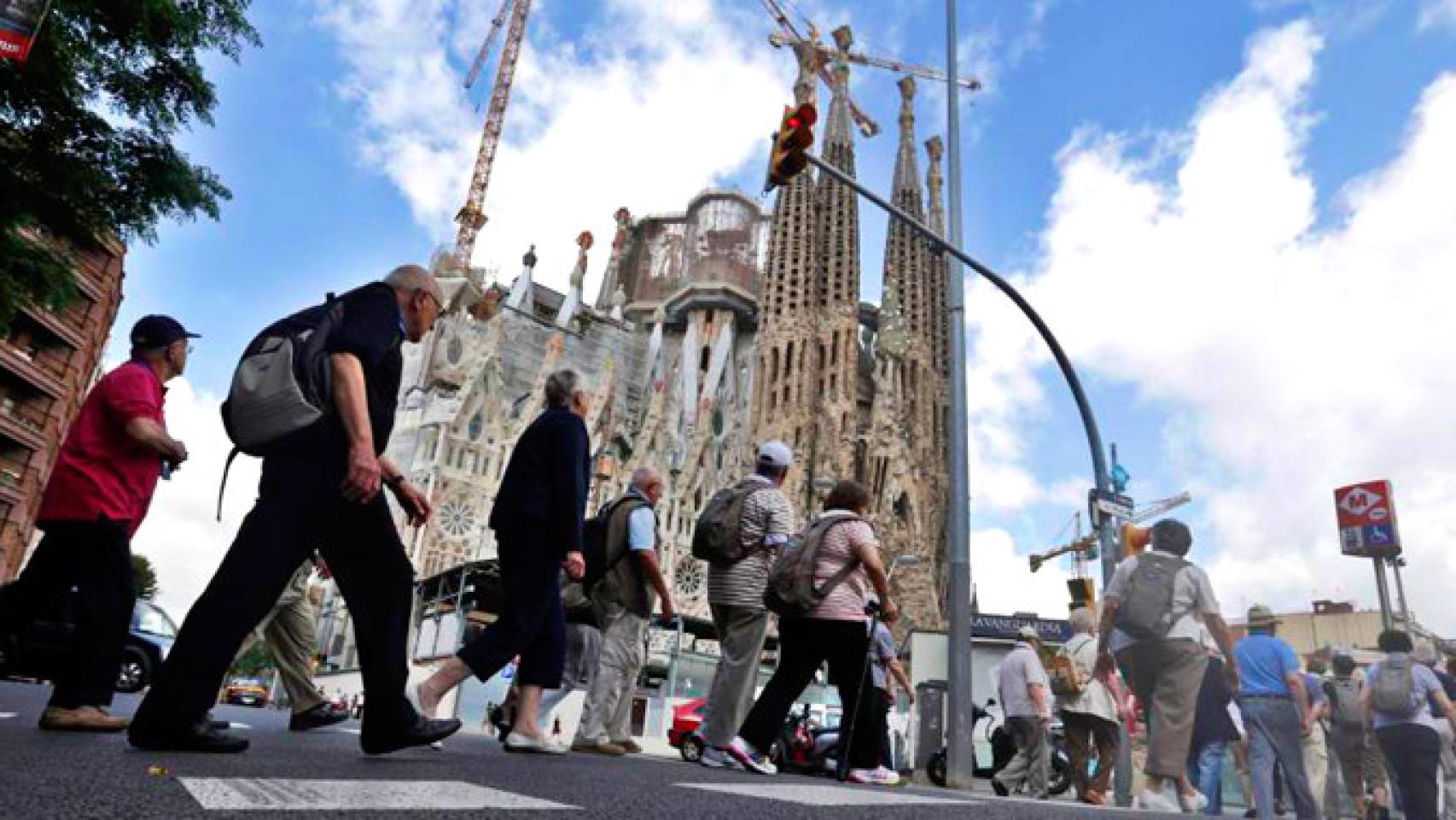 Varios turistas a punto de entrar en la Sagrada Família de Barcelona / EFE