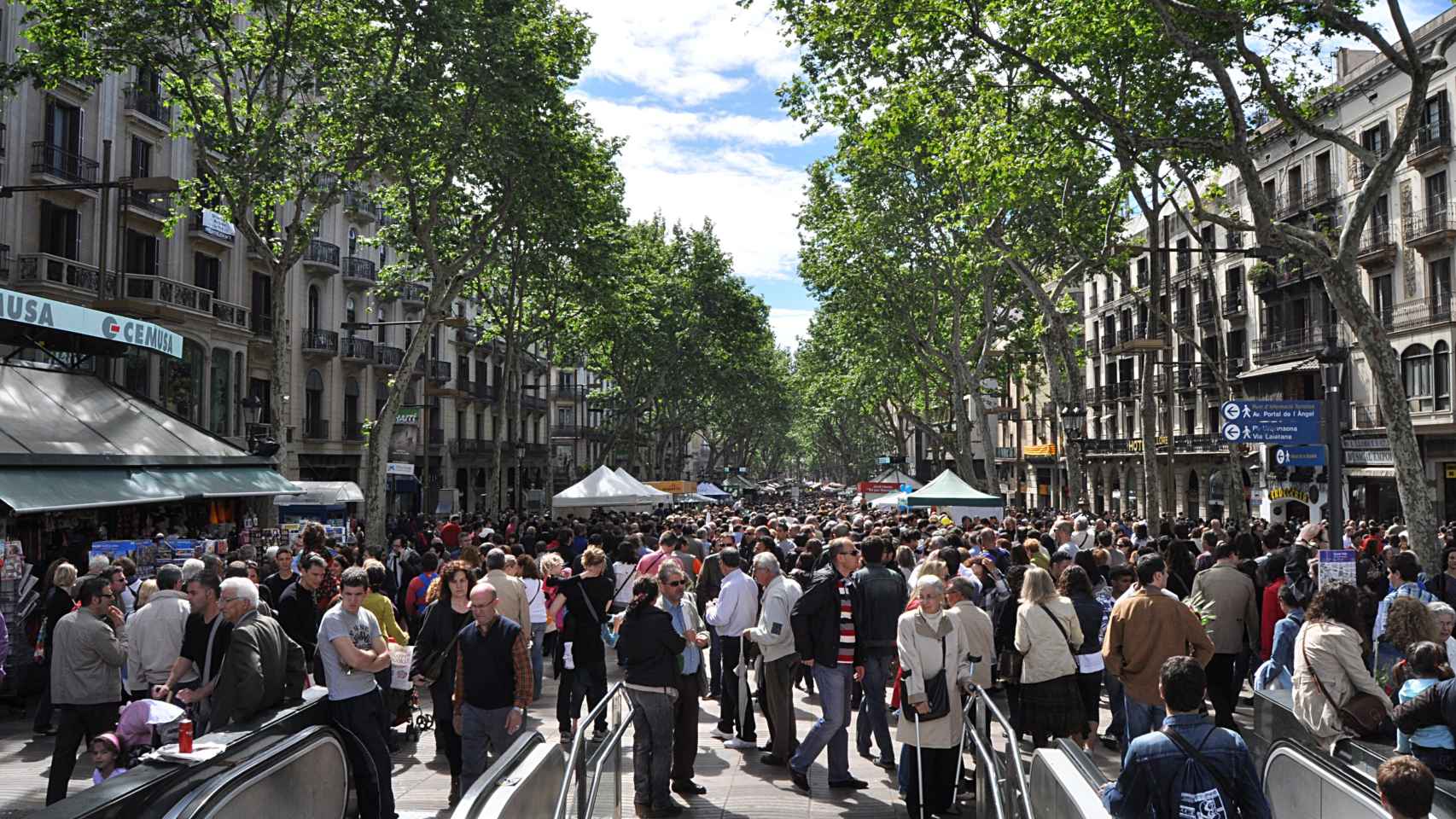 La Rambla atestada de transeúntes / Archivo