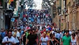 Gente paseando por el centro de Barcelona