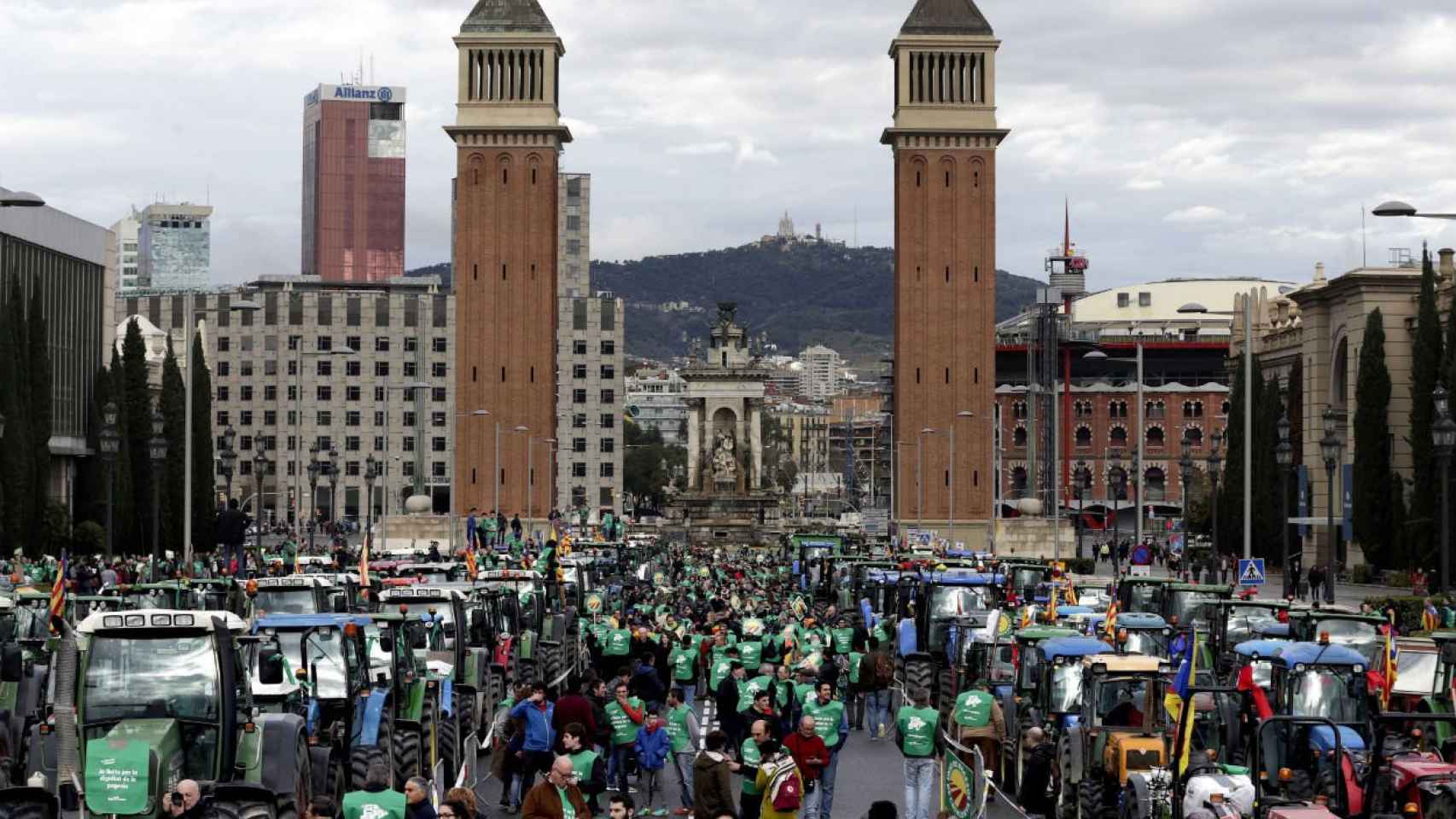 Centenares de tractores toman las calles de Barcelona para defender el sector agrícola catalán