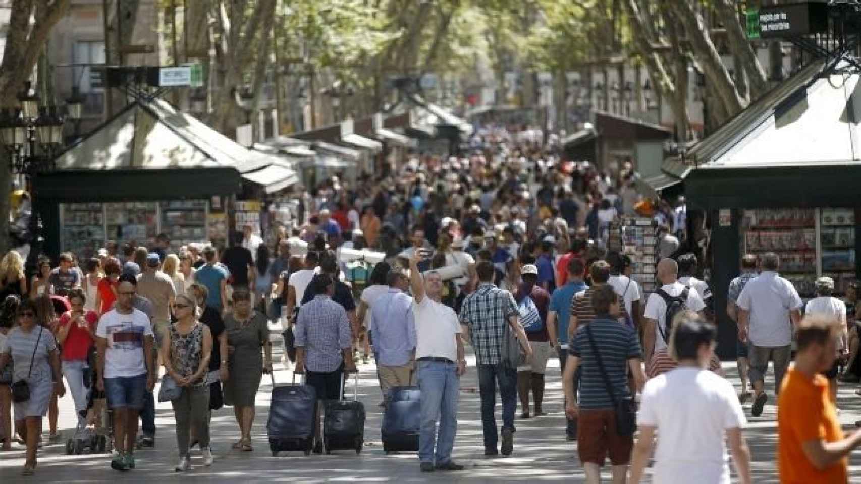 La Rambla masificada de turistas / EFE