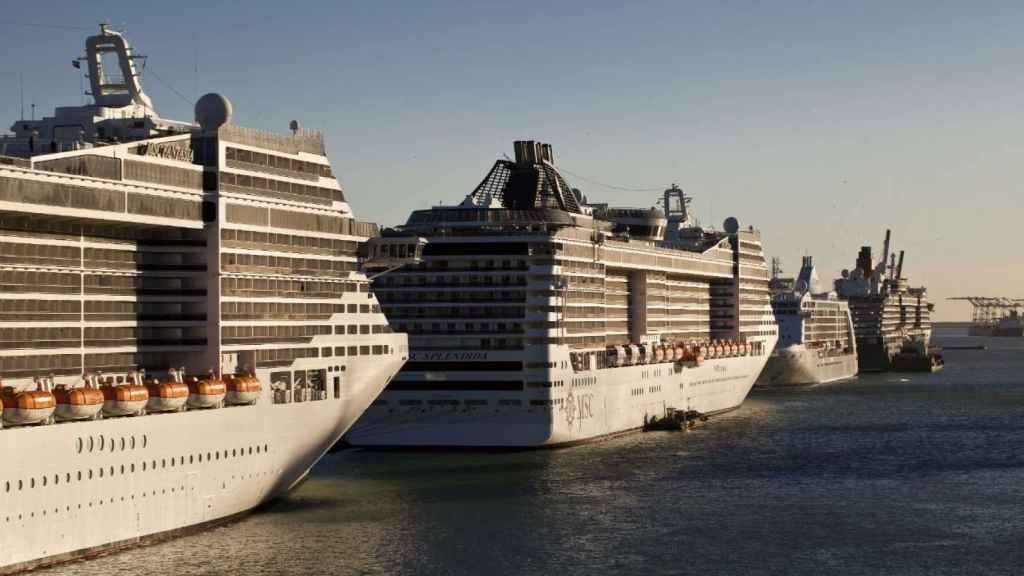 Cruceros amarrados en el Port de Barcelona