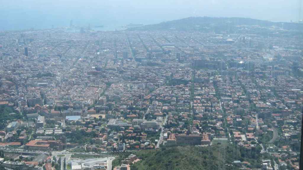 Panorámica de Barcelona en un día con altos niveles de contaminación / EUROPA PRESS