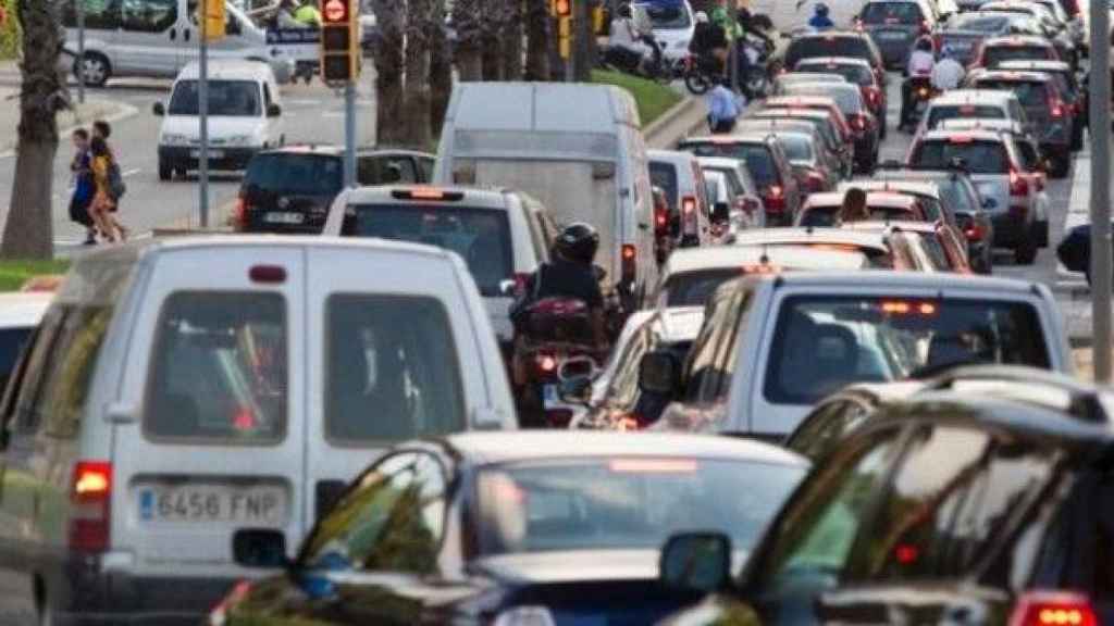 Una carretera colapsada en una imagen de archivo / EFE