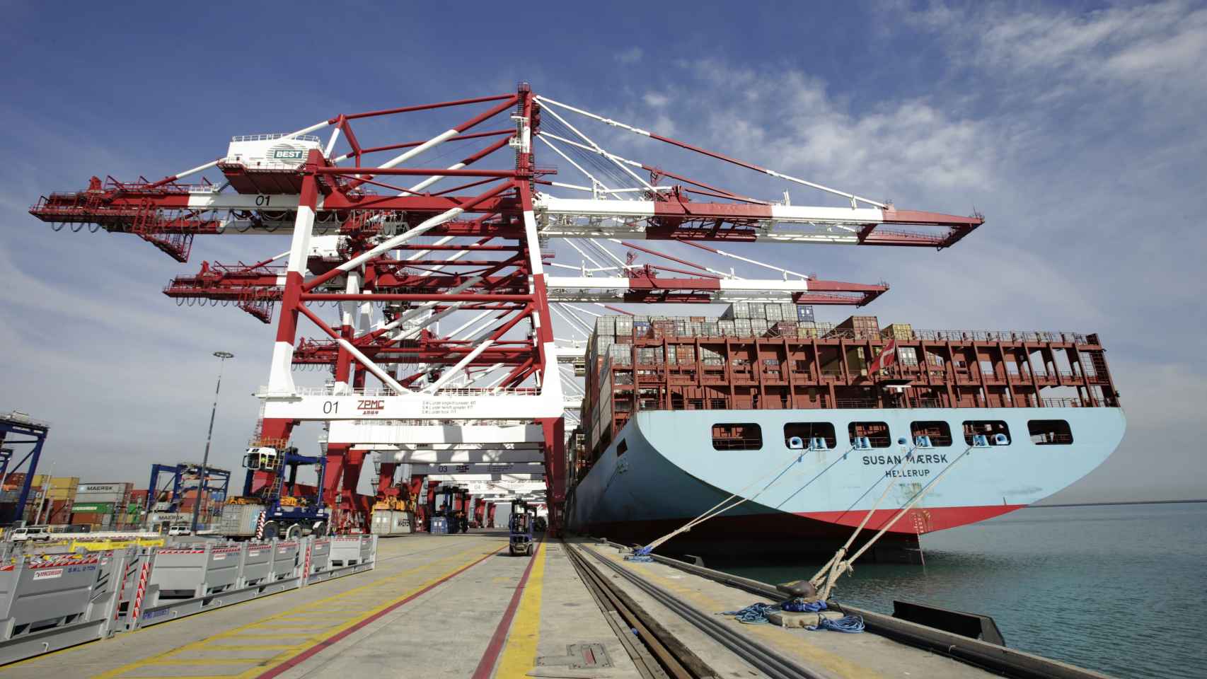 Barco portacontenedores atracado en el Puerto de Barcelona / PORT DE BARCELONA