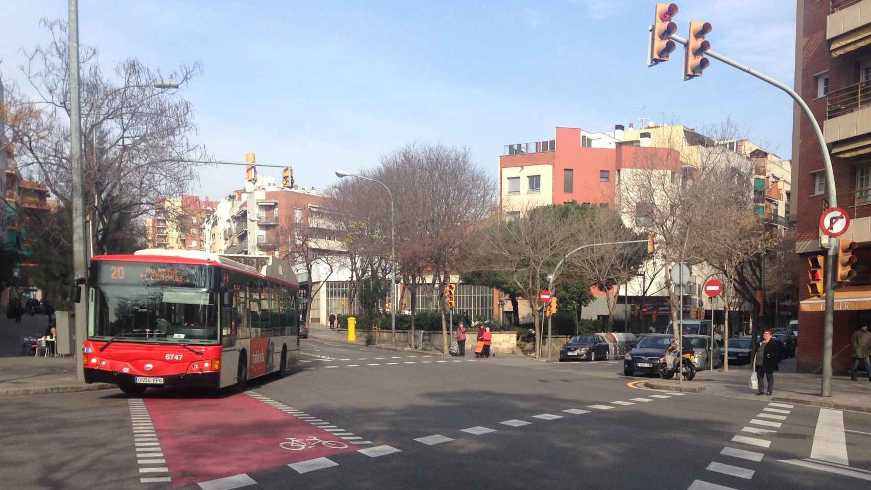 Uno de los autobuses de la línea 20 / Adriana Valero