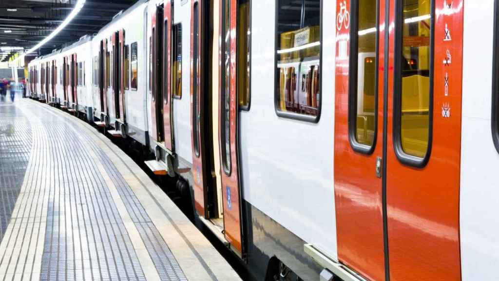 Un convoy de Ferrocarrils de la Generalitat en una estación / FGC