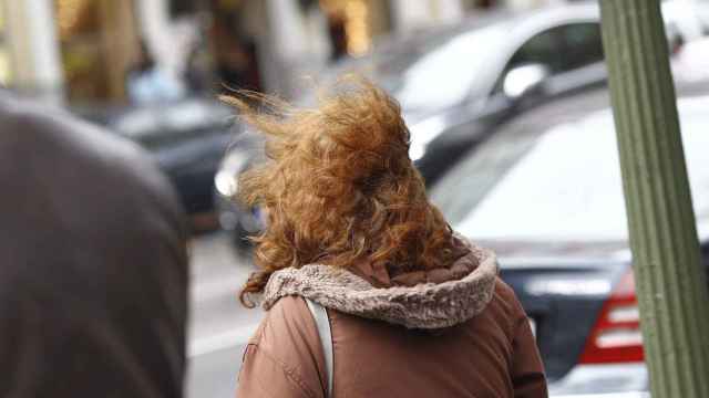 El fuerte viento molesta a los transeúntes en Barcelona