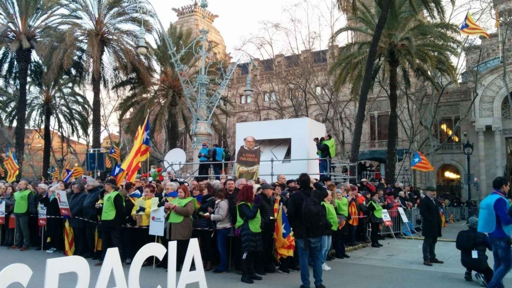 Concentración de gente en apoyo a los acusados por el 9N / Europa Press