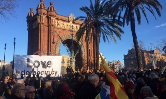 Concentración de personas en el Paseo Sant Joan