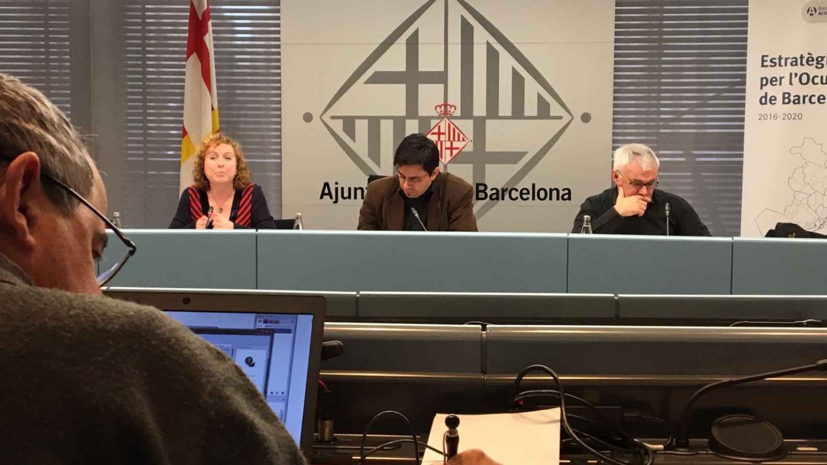 Gerardo Pisarello acompañado de los miembros de Barcelona Activa en la presentación del pla / DGM