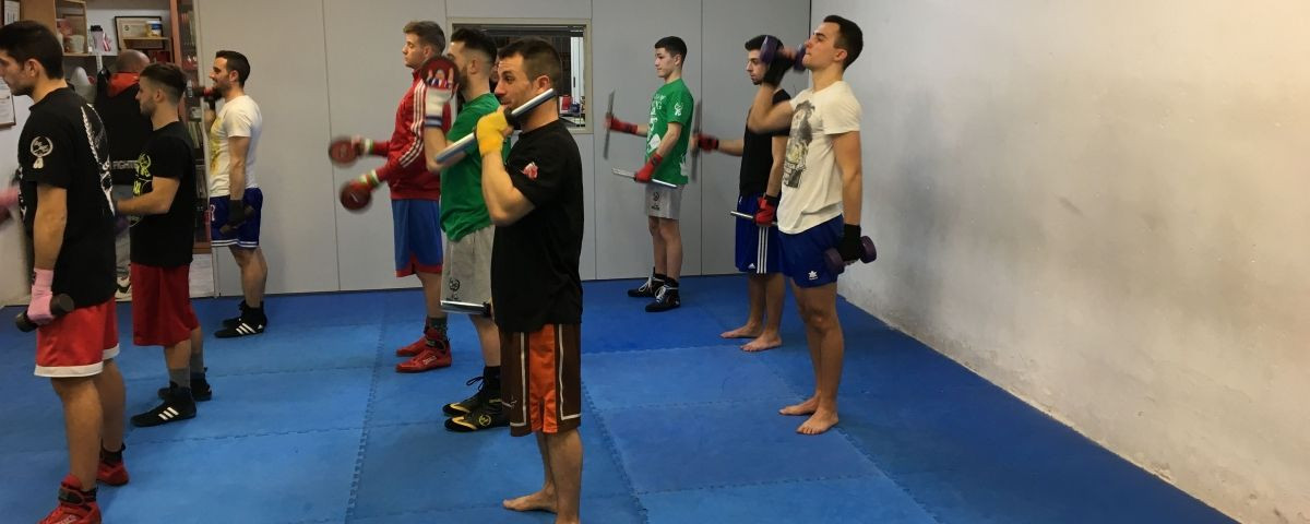 Sandor Martín, en el centro de la imagen, entrenando en KO Verdún con otros púgiles / PA