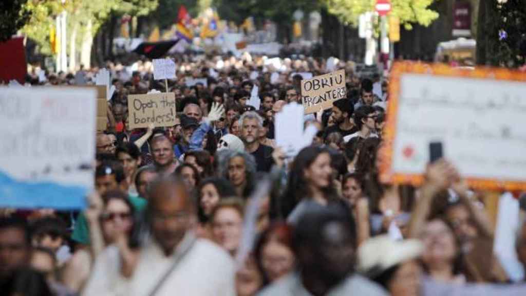 Barceloneses manifestándose para reclamar que se abran las fronteras / EFE