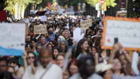 Barceloneses manifestándose para reclamar que se abran las fronteras / EFE