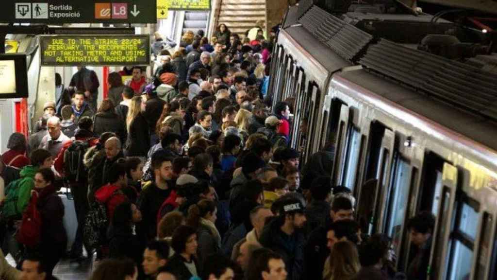 Aglomeraciones en el Metro de Barcelona, uno de los momentos cuando más actúan los carteristas/ EFE