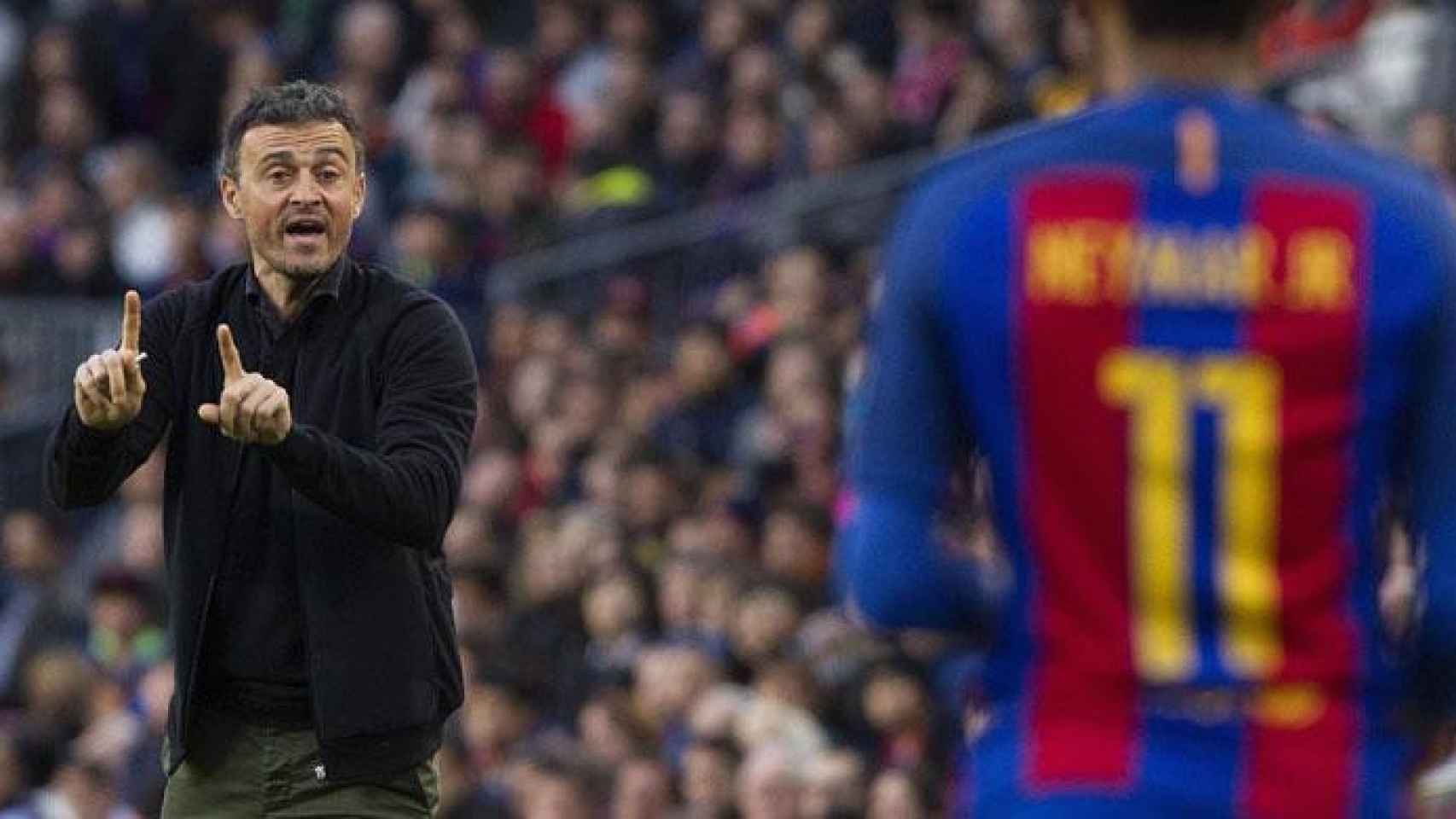 Luis Enrique da instrucciones a Neymar