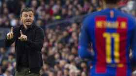 Luis Enrique da instrucciones a Neymar