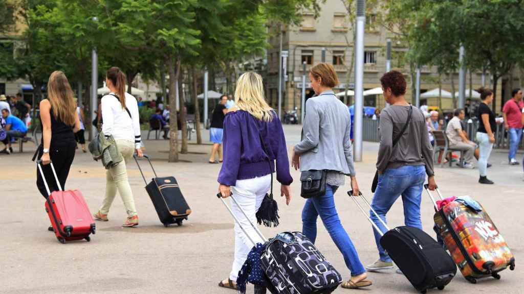 Un grupo de turistas de visita en Barcelona / EFE