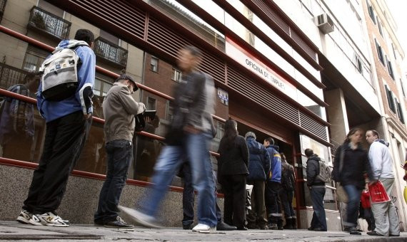 Personas entrando y saliendo de una oficina de empleo / EFE