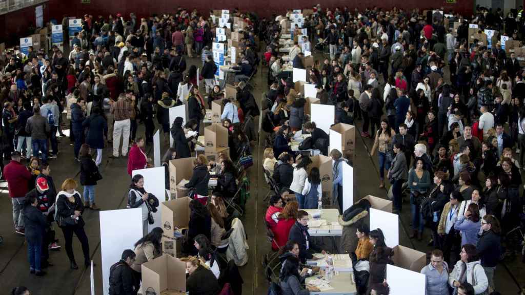 Los ecuatorianos residentes en Barcelona en la Mar Bella / EFE