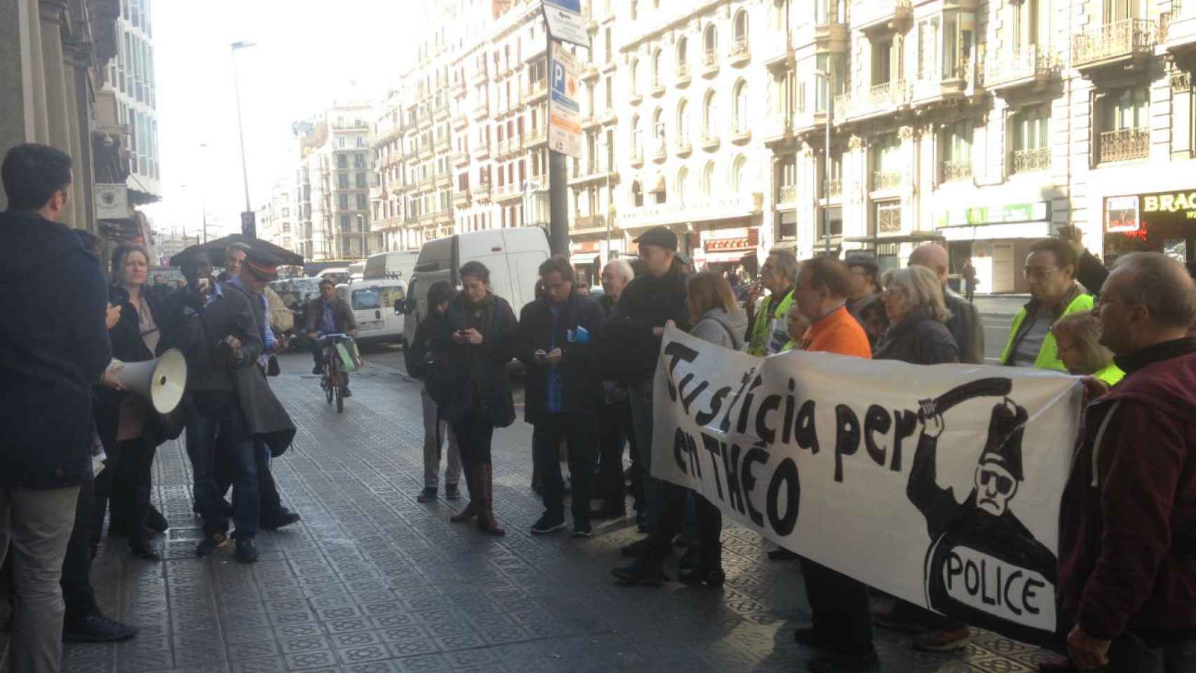 Asistentes a la concentración ante el consulado francés por el caso Théo