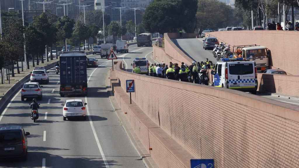 El camión de butano detenido ayer tras circular en dirección contraria / EFE