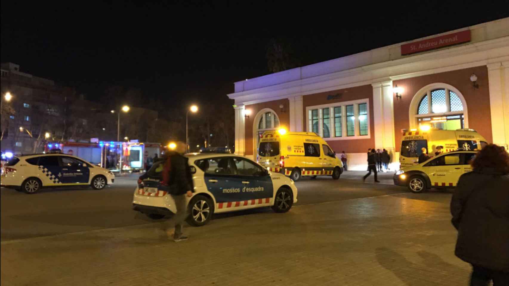 Un coche de Mossos d'Esquadra en la estación de la Renfe de Sant Andreu Arenal