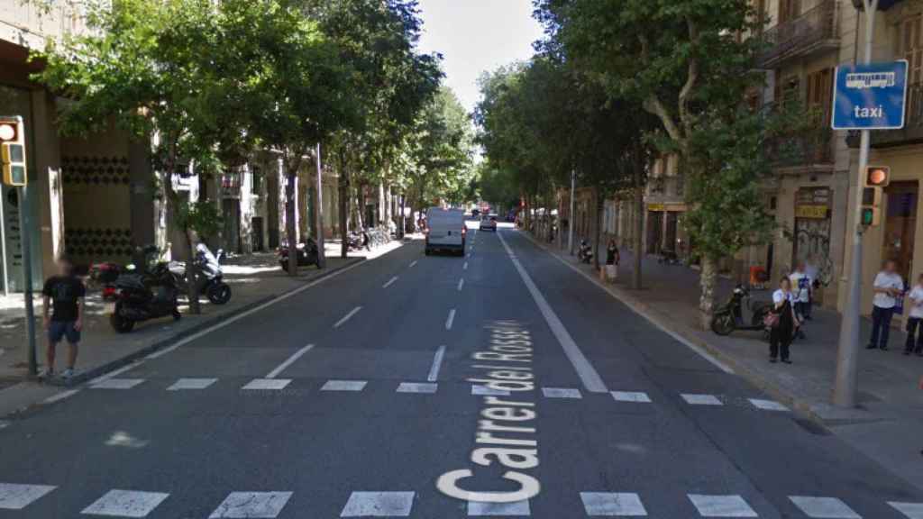 Los vehículos se encontrarían estacionados en el carril bus, como suele ser habitual en horario nocturno / GOOGLE STREET VIEW