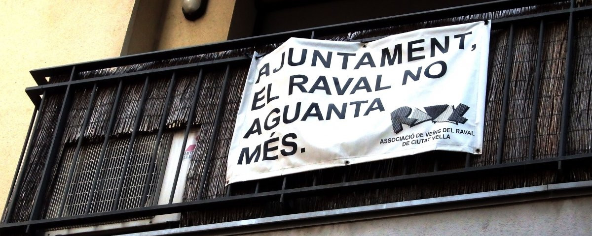 QUEJAS VECINALES EXPUESTAS EN UNA PANCARTA DE UN BALCÓN DE LA CALLE D'EN ROBADORS / DAVID BIGORRA