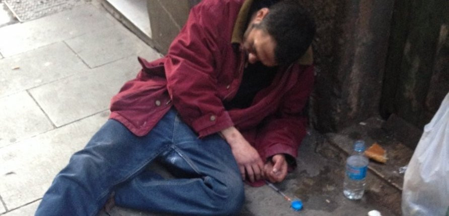 TOXICÓMANO CONSUMIENDO DROGA EN LA CALLE D'EN ROBADORS / TWITTER