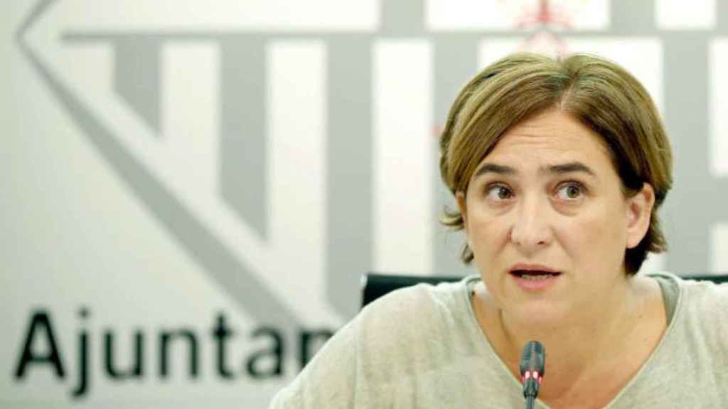 Ada Colau durante una rueda de prensa / EFE