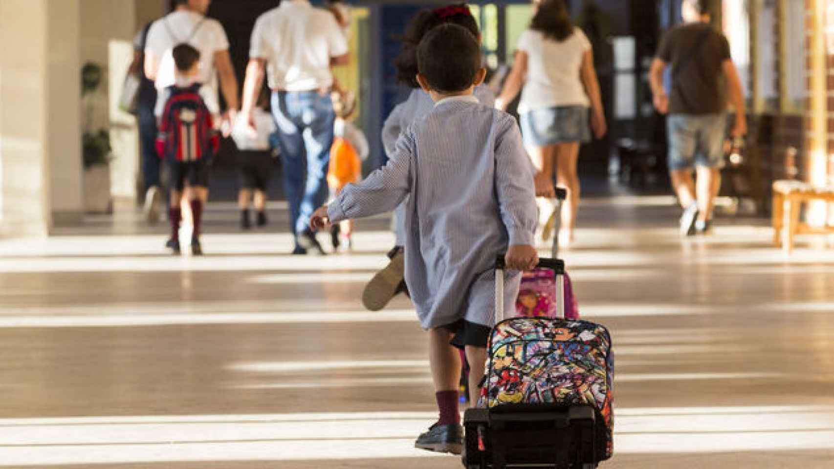 Los escolares caminan por el pasillo durante el cambio de clase / EFE