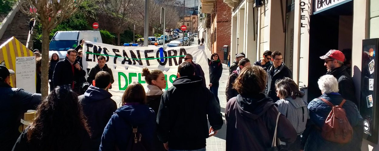 Vecinos de Poble Sec concentrados contra el aumento de precios de alquiler / Twitter