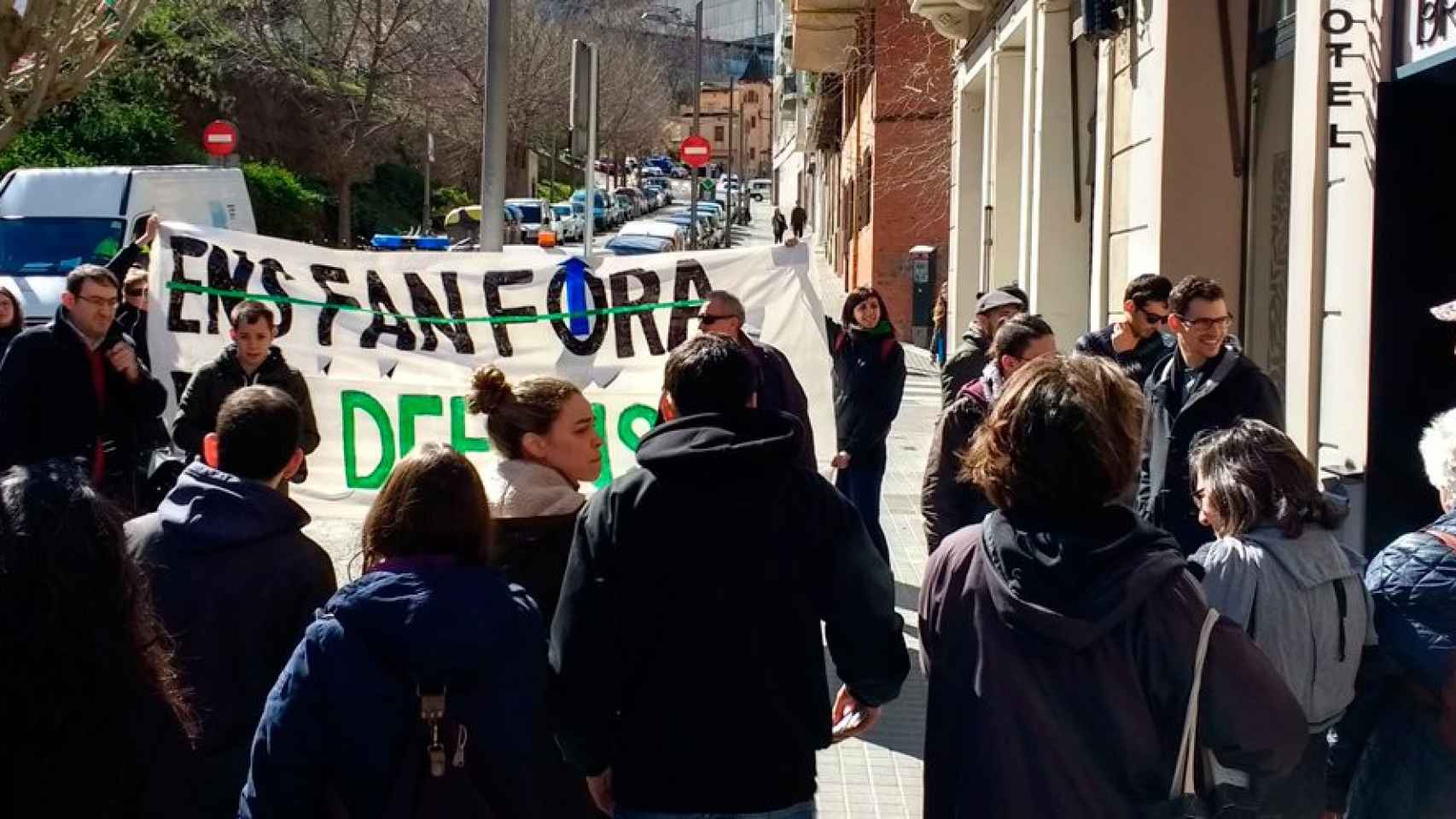 Vecinos de Poble-sec concentrados contra el aumento de precios de alquiler / Twitter