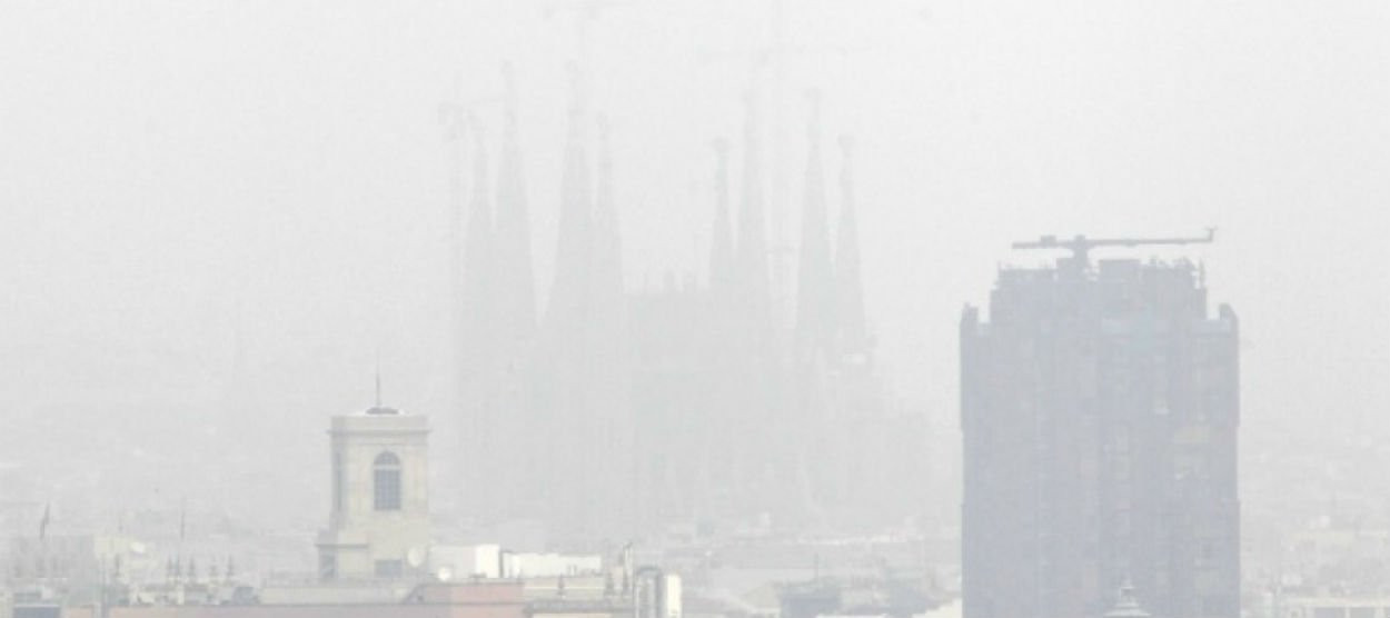 Imagen de los niveles de contaminación del aire en Barcelona / EFE