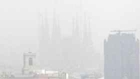 Barcelona en un día con elevados niveles de contaminación  / EFE