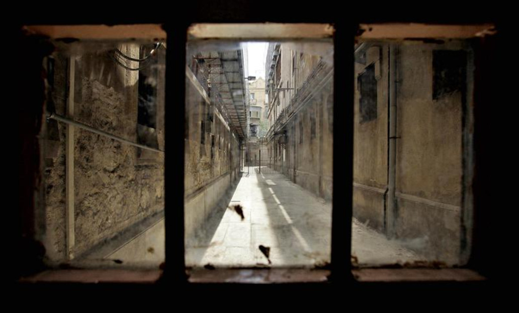 Pasillo de entrada de detenidos de la cárcel Modelo de Barcelona / EFE