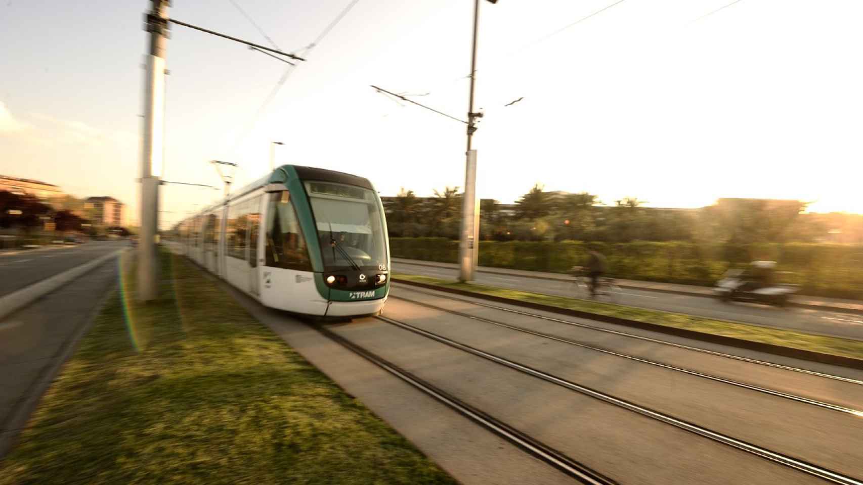 Un tranvía circula por Barcelona / TRAM