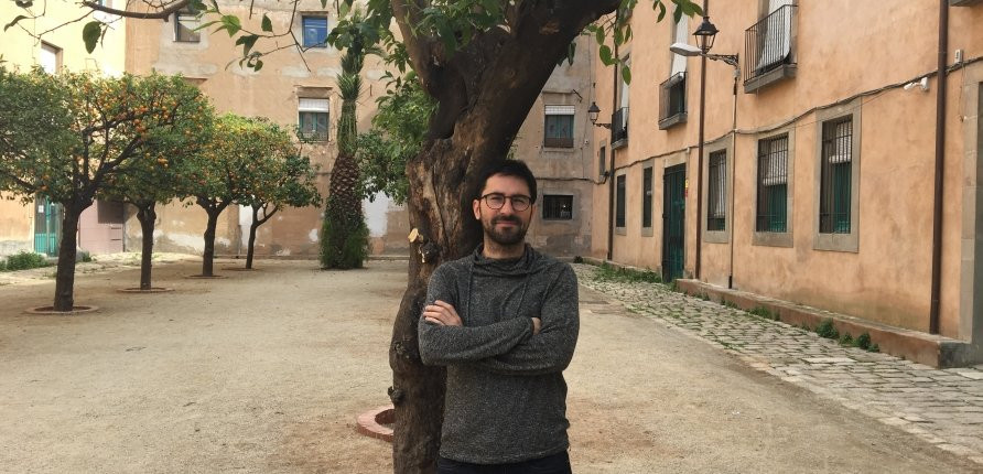 AGUS MORALES, DIRECTOR DE LA REVISTA 5W, EN EL PATIO DE DEBAJO DE LA SEDE DEL MEDIO / P. A.