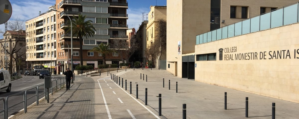 La acera provsional de la calle Vergós con el carril bici que no lleva a ninguna parte / XFDC