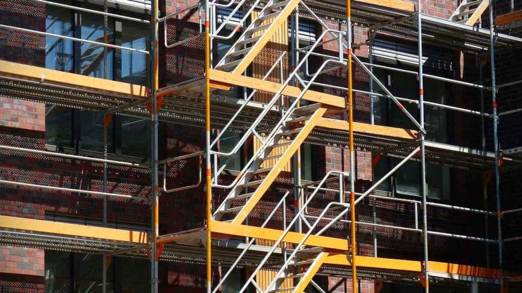 Obras en la fachada de un edificio / Archivo