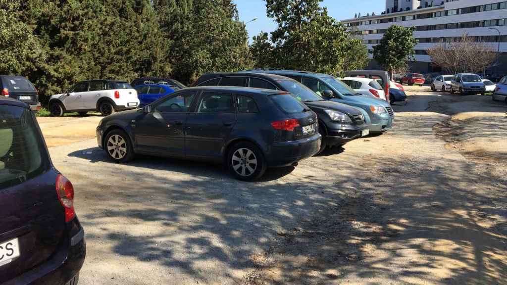 Solar que se utiliza como parking en Can Marcet / P. A.